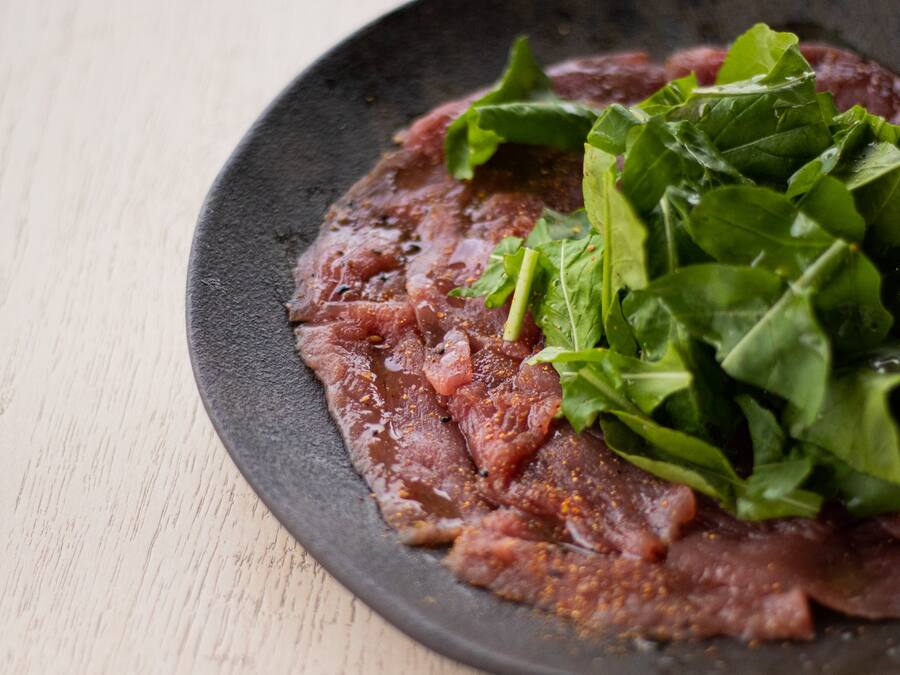 Carpaccio de Atum com Rúcula