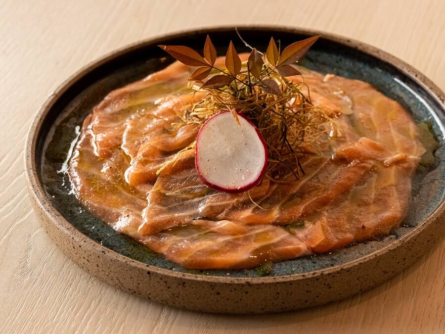 Carpaccio de Salmão com Alho Poró