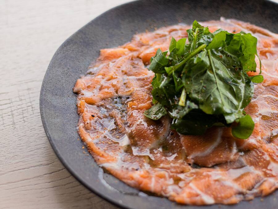 Carpaccio de Salmão Com Rúcula
