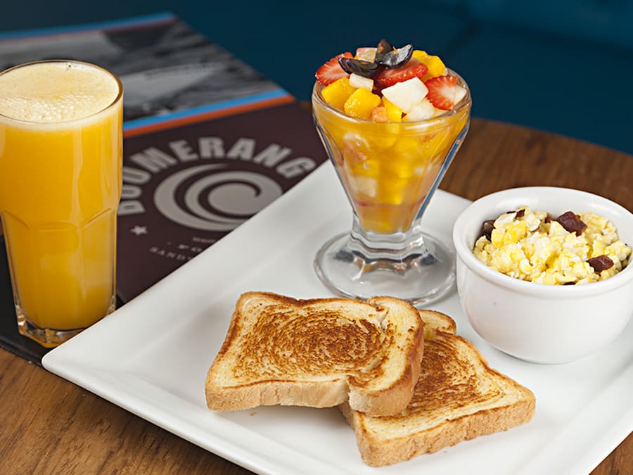 Combo 2 - Pão de forma, Ovos c/ bacon, Salada de frutas, Suco de Laranja