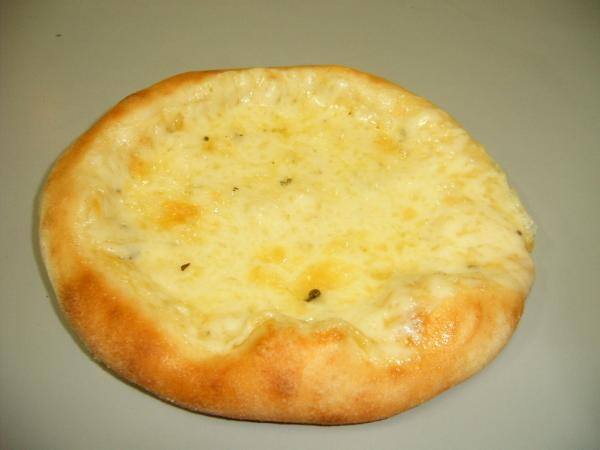 Esfiha de quatro queijos