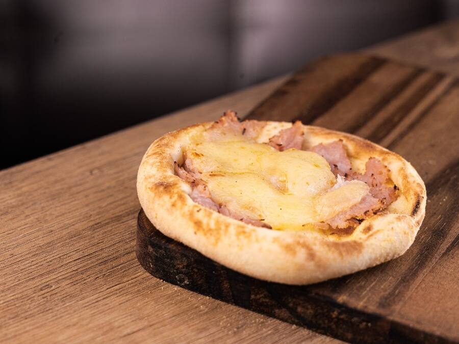 Esfiha de Peito de Peru c/ Queijo