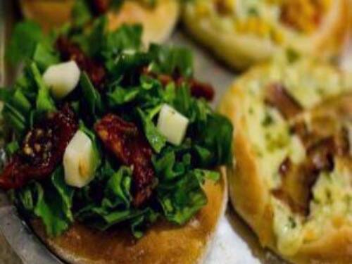 Esfiha de Rúcula c/ Tomate Seco