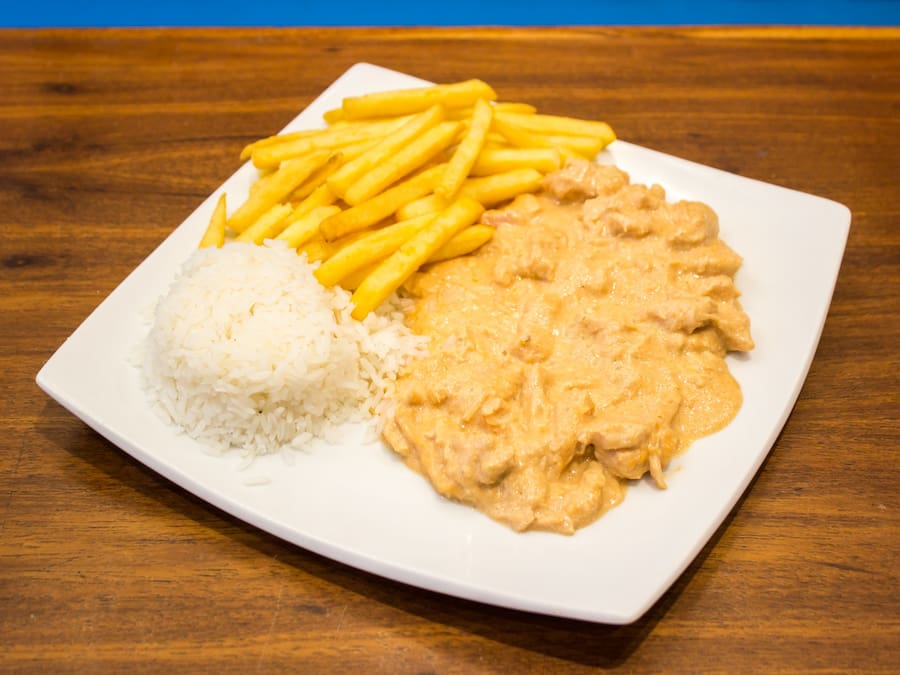 Estrogonofe de Frango com Fritas