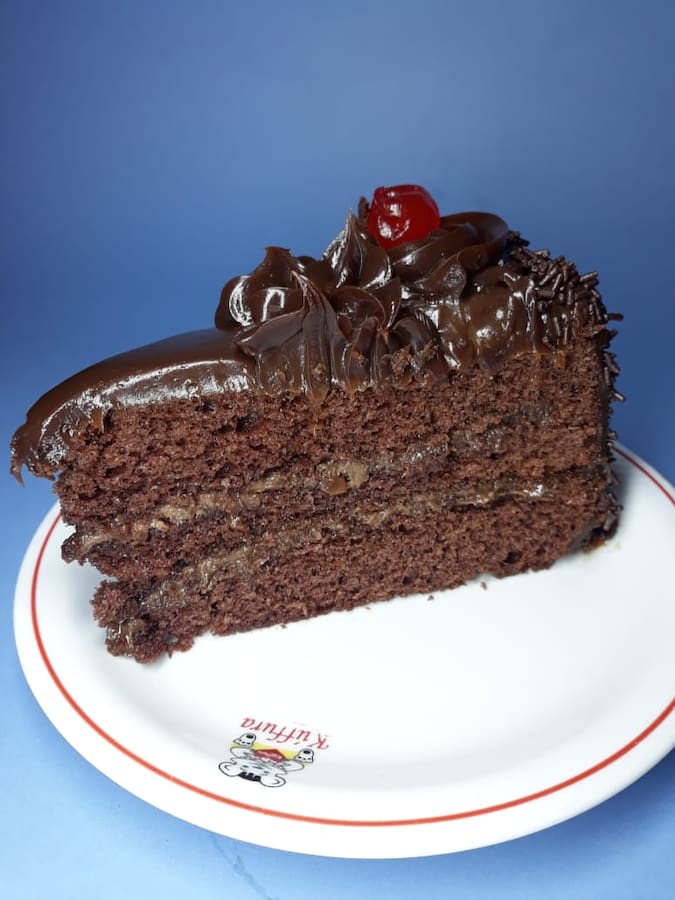 Fatia de torta delicia brigadeiro