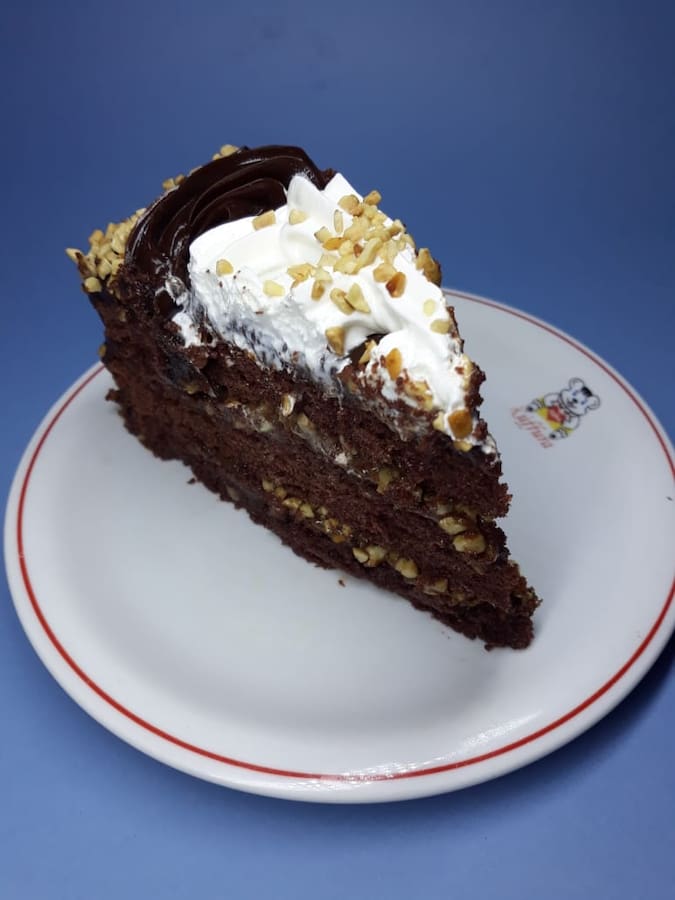 Fatia de torta de chocolate c/  castanha