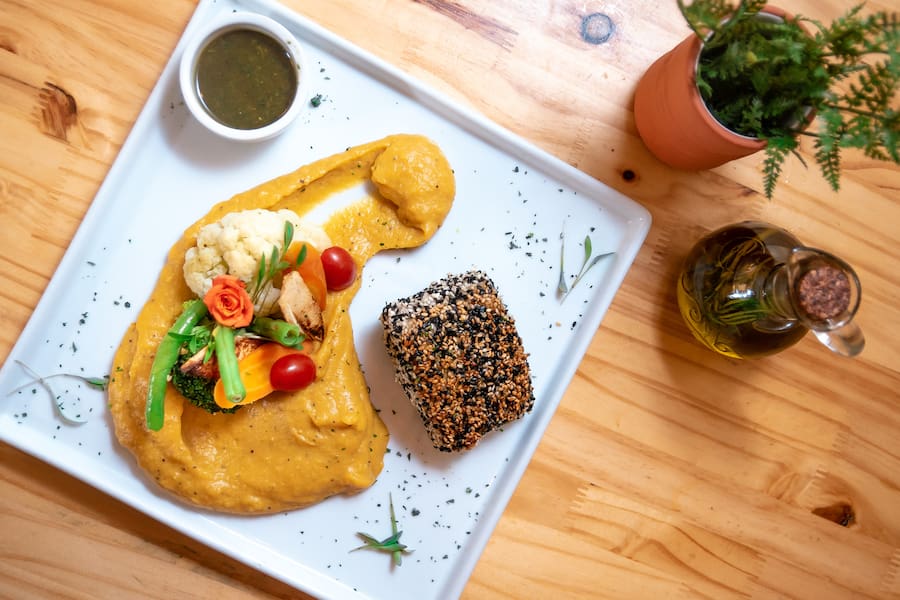 Filé de atum na crosta de gergelim com purê e legumes