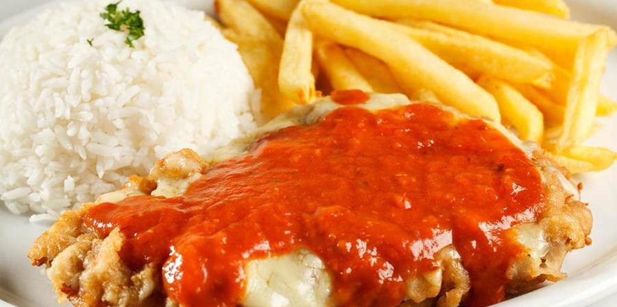 Filé de frango à milanesa com arroz e fritas