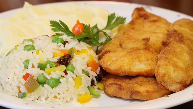 Filé de frango Grelhado com arroz à lá grega e purê
