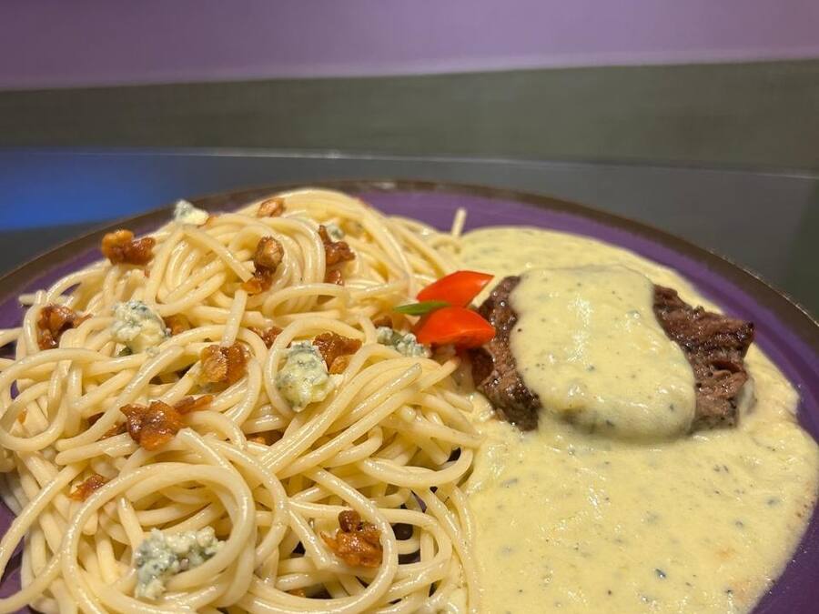 Filé mignon ao molho de gorgonzola com spaghetti ao alho crocante