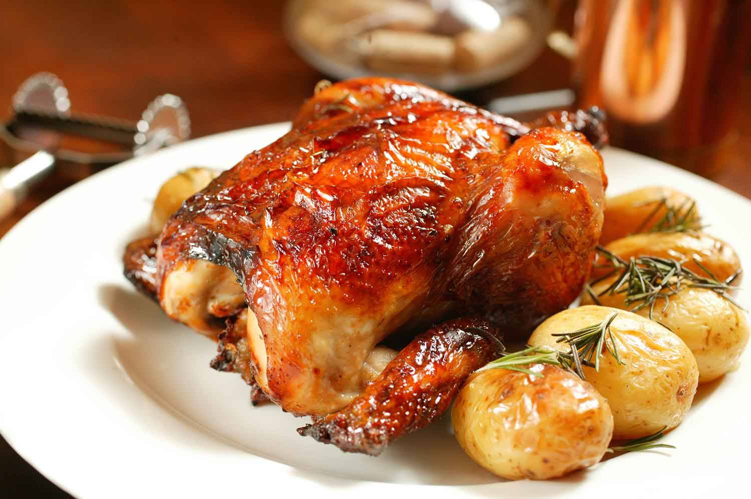 Frango assado com batata calabresa e farofa