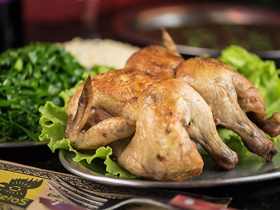 Galeto com arroz de brócolis e purê (serve 2 pessoas)