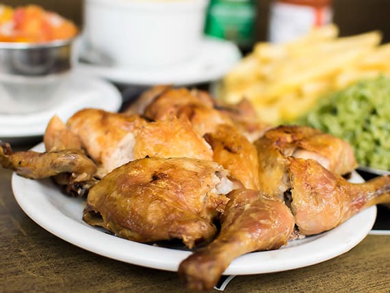 Galeto com arroz de brócolis e salada (serve 2 pessoas)