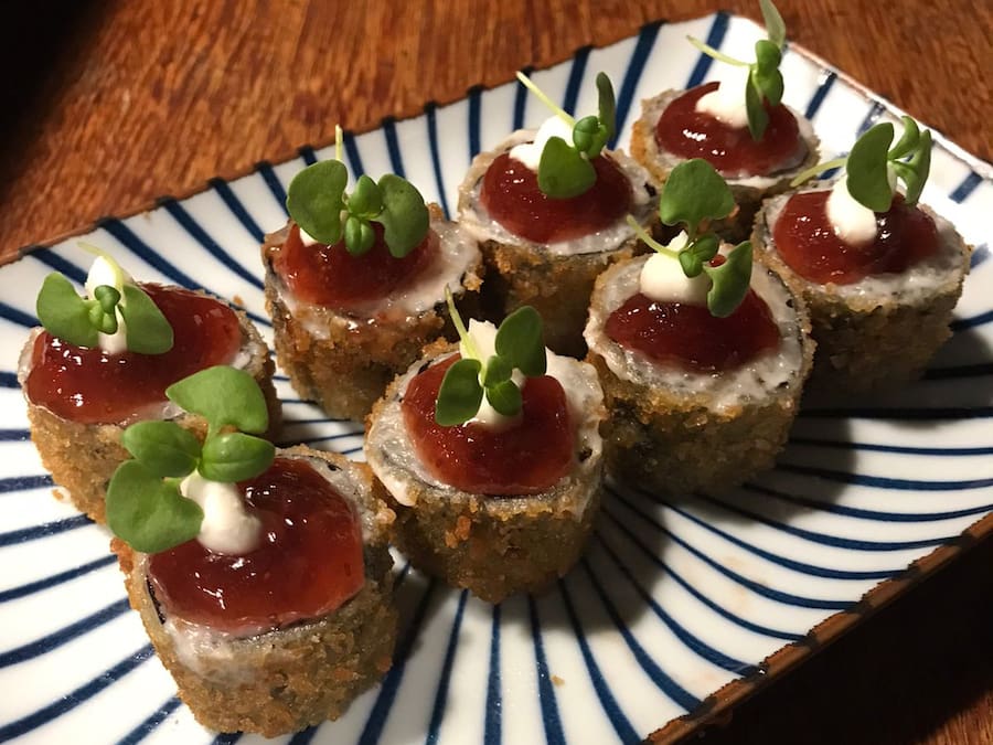 Hot roll de cogumelos, cream cheese e geléia de morango
