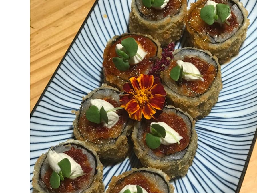 Hot roll de cogumelos, queijo chèvre e geléia de pimenta