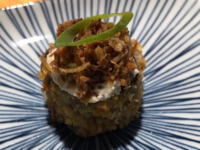Hot roll de vagem holandesa, shitake e queijo chévre