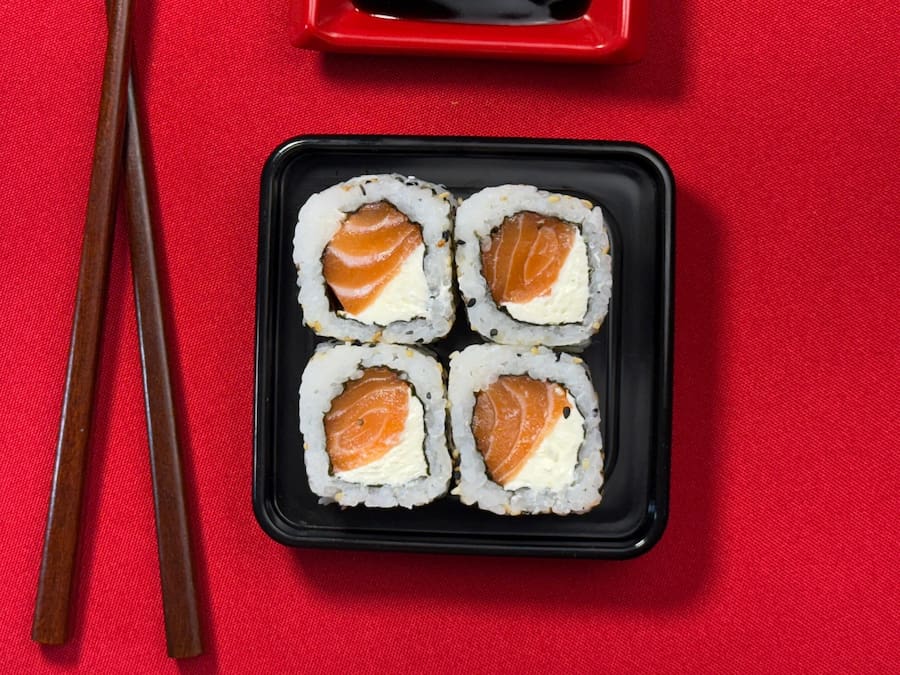 Meio Uramaki Salmão com Cream Cheese (4 peças)