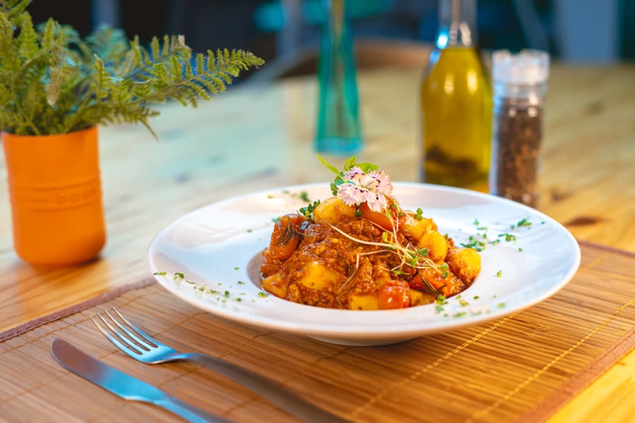 Nhoque de aipim com ragu de carne