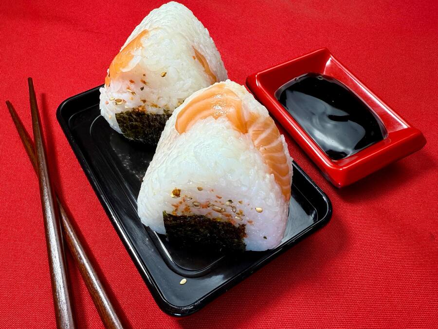 Onigiri de Salmão Fresco (2 un)