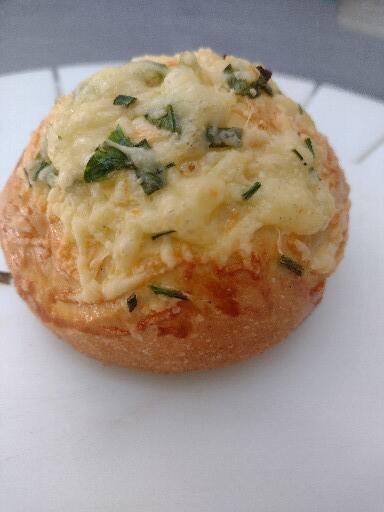 Pão de batata recheado com peito de peru e Catupiry