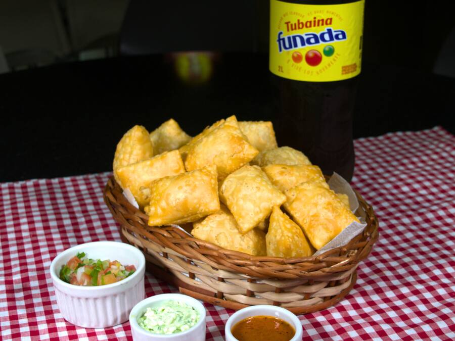 Pasteizinhos de festa 50 unidades + 1 Refri Funada 2l