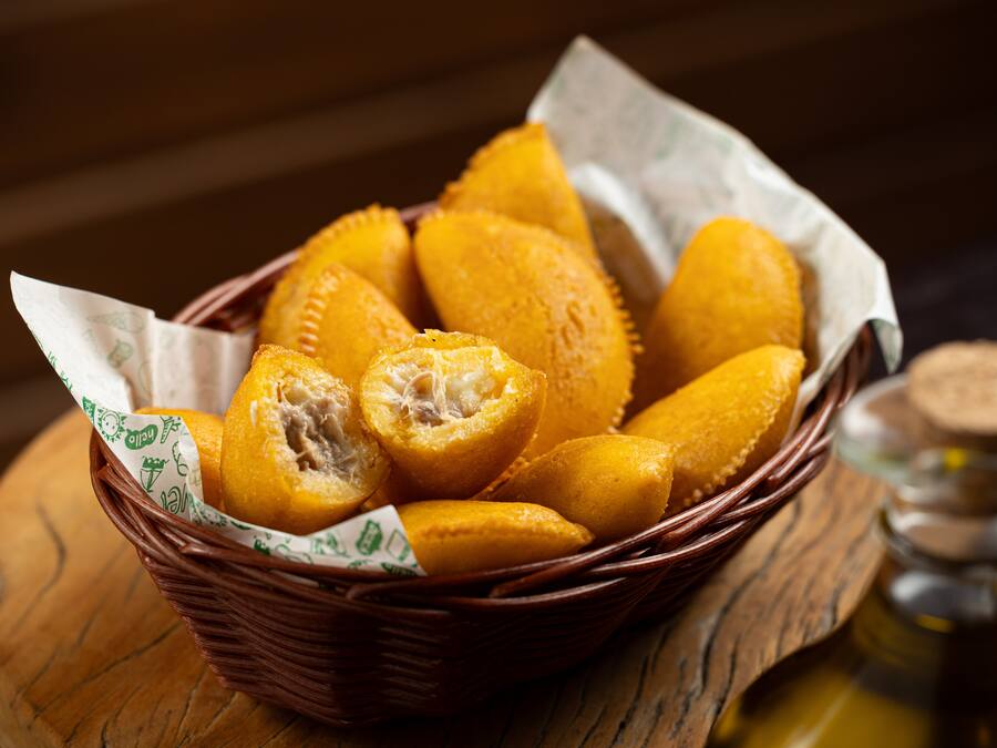 Pastel de Angu com Carne Seca e Requeijão (10 unidades)