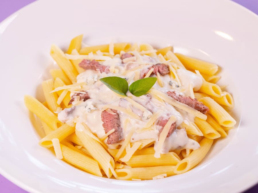 Penne ao molho de gorgonzola com tiras de filé mignon