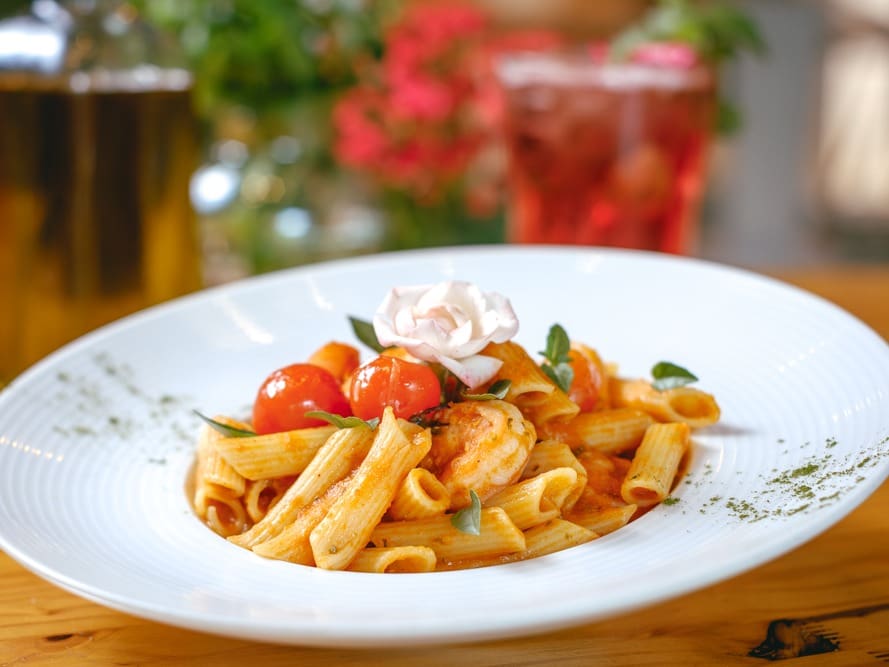 Penne ao molho de tomate e pesto com camarões grelhados e tomatinhos