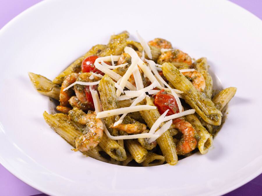 Penne ao molho pesto, camarão e tomatinhos