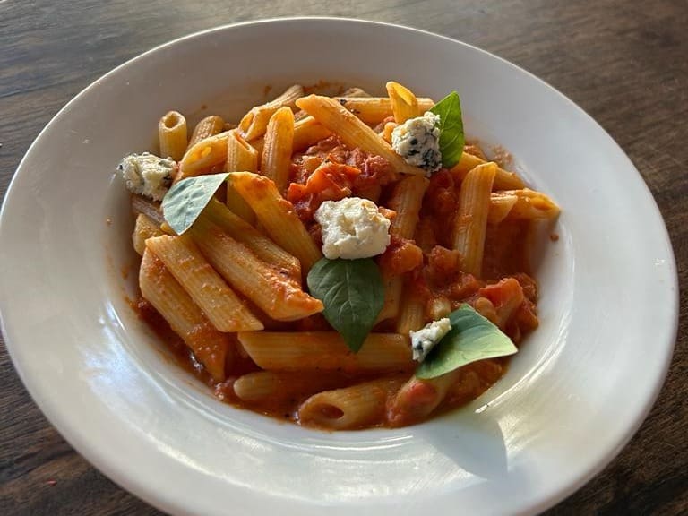 Penne ao molho pomodoro com gorgonzola