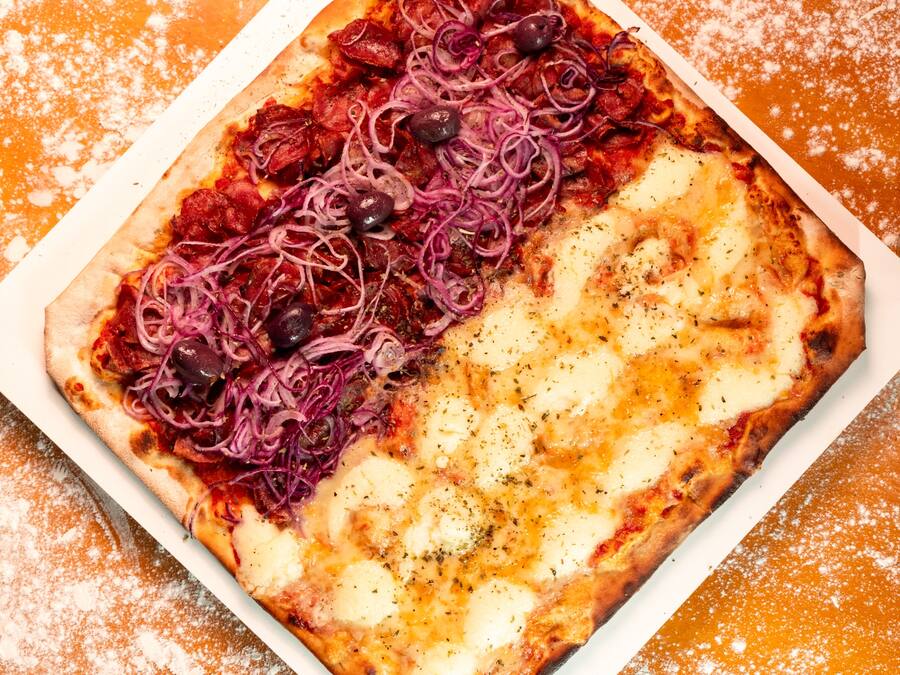 Pizza 1/2 Mozzarella + 1/2 Calabresa - 35cm - 10 pedaços.