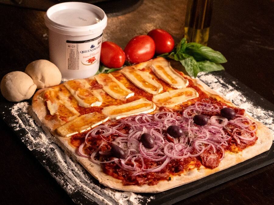 Pizza 1/2 Calabresa + 1/2 Farol Santander 35cm - 10 Fatias