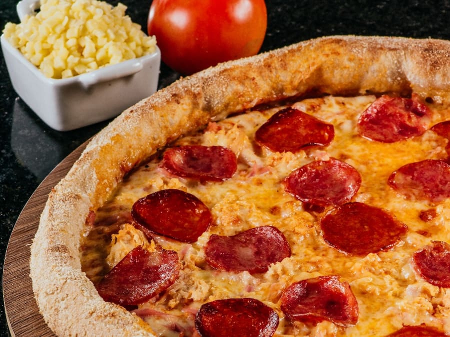 Pizza Giga + Média por  115,90