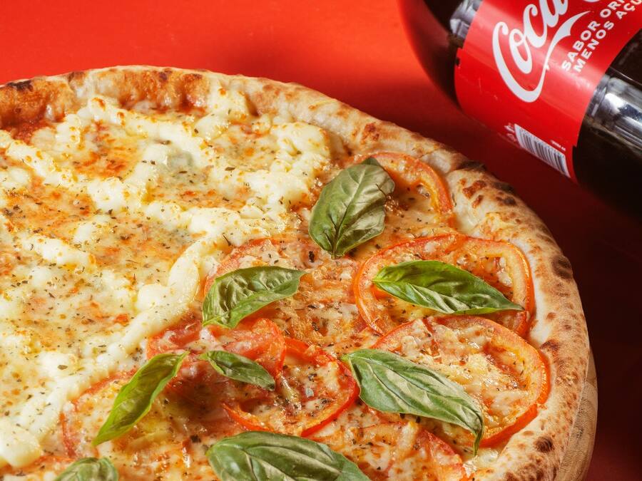 Pizza Gigante (40cm) + 4 Esfihas Doces com Refri 1,5l Grátis