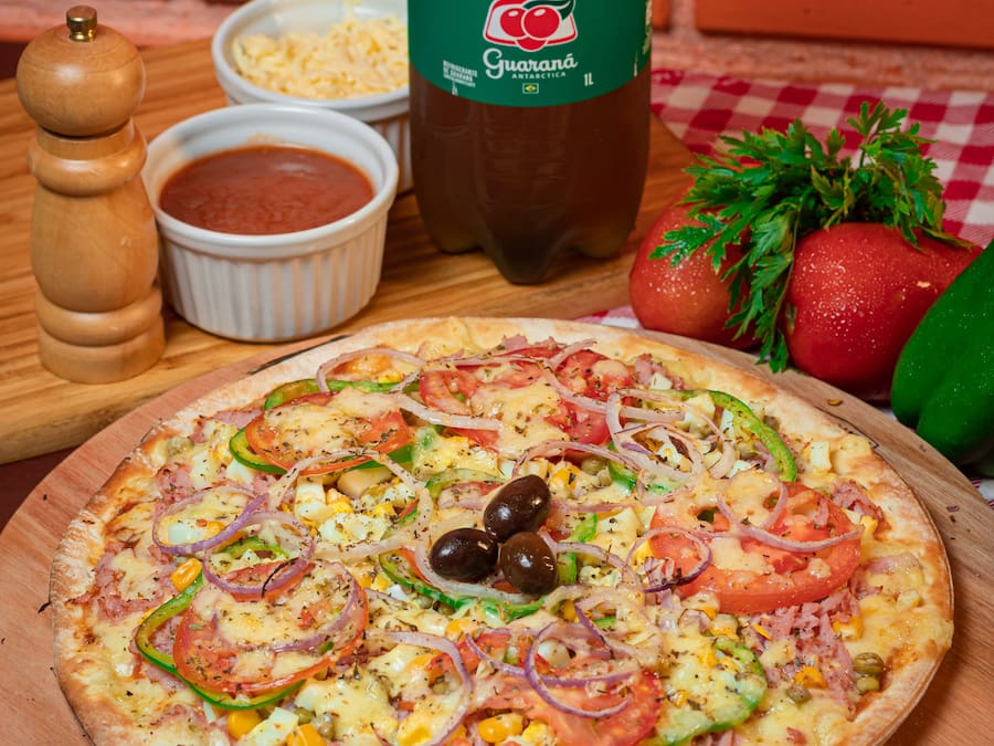 Pizza Grande 2 sabores + Refrigerante Grátis