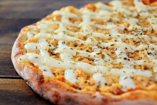 Pizza média 2 sabores +  refri guaraná de 1l grátis