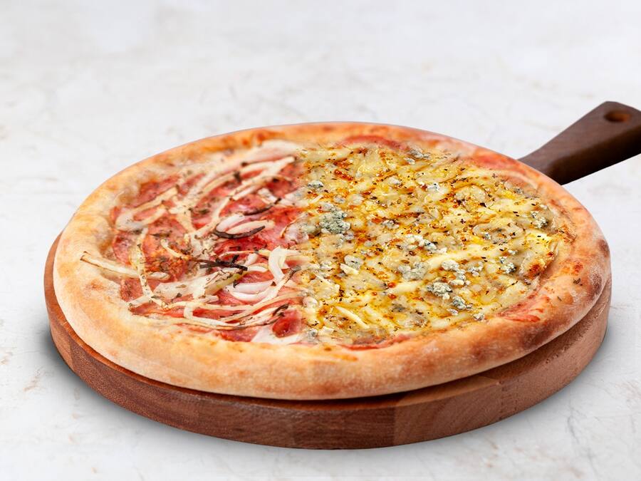 Pizza Metade-Metade: 1/2 4 Queijos + 1/2 Calabresa 30cm (Médio)