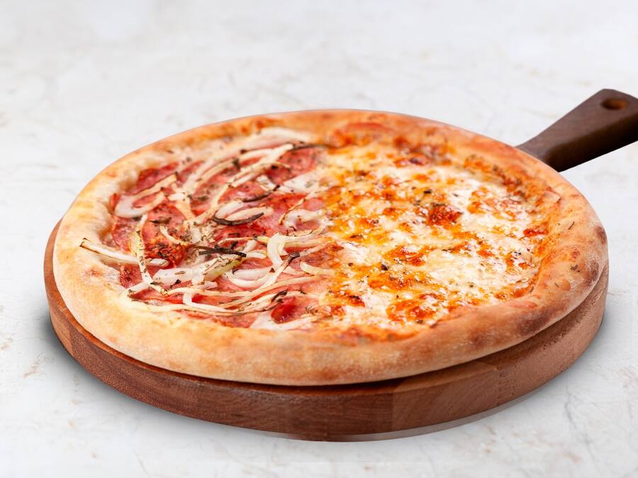 Pizza Metade-Metade: Muçarela +  Calabresa - 30cm (Médio)