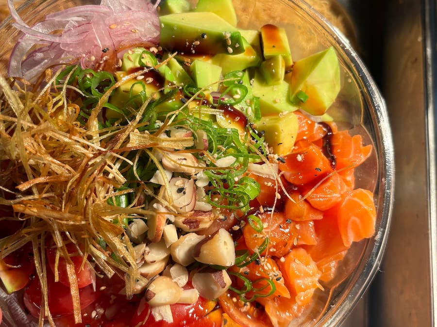 Poke Aloha + Hot Phila Roll (6 pçs)