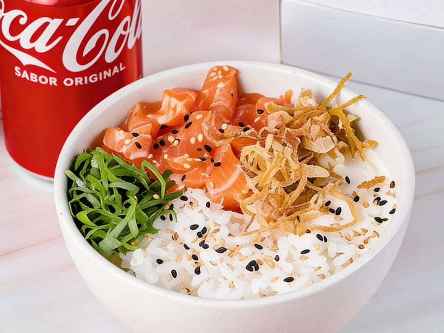Poke de Salmão Philadelphia com Coca
