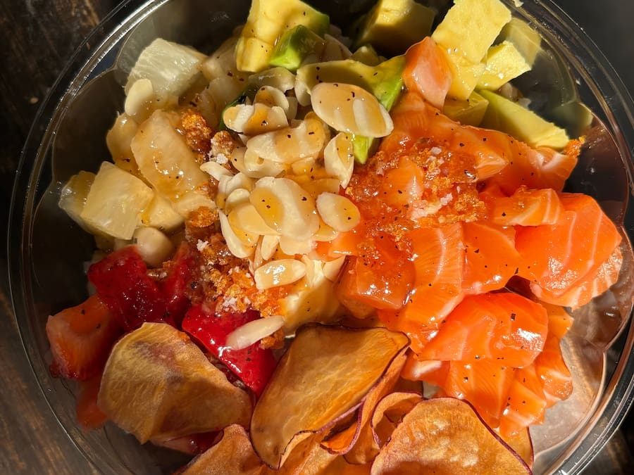 Poke Island + Hot Phila Roll (6 pçs)