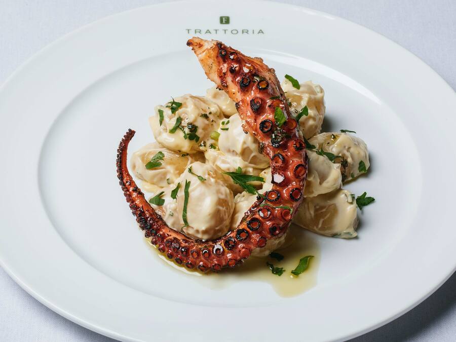 Polpo Grigliato Con Patate E Salsa Ai Capperi