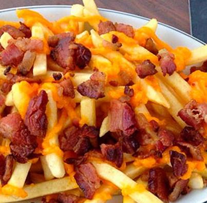 Porção de fritas, bacon e queijo