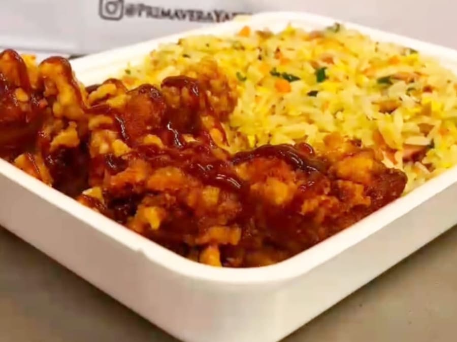 Porção de Karaage com Yakimeshi