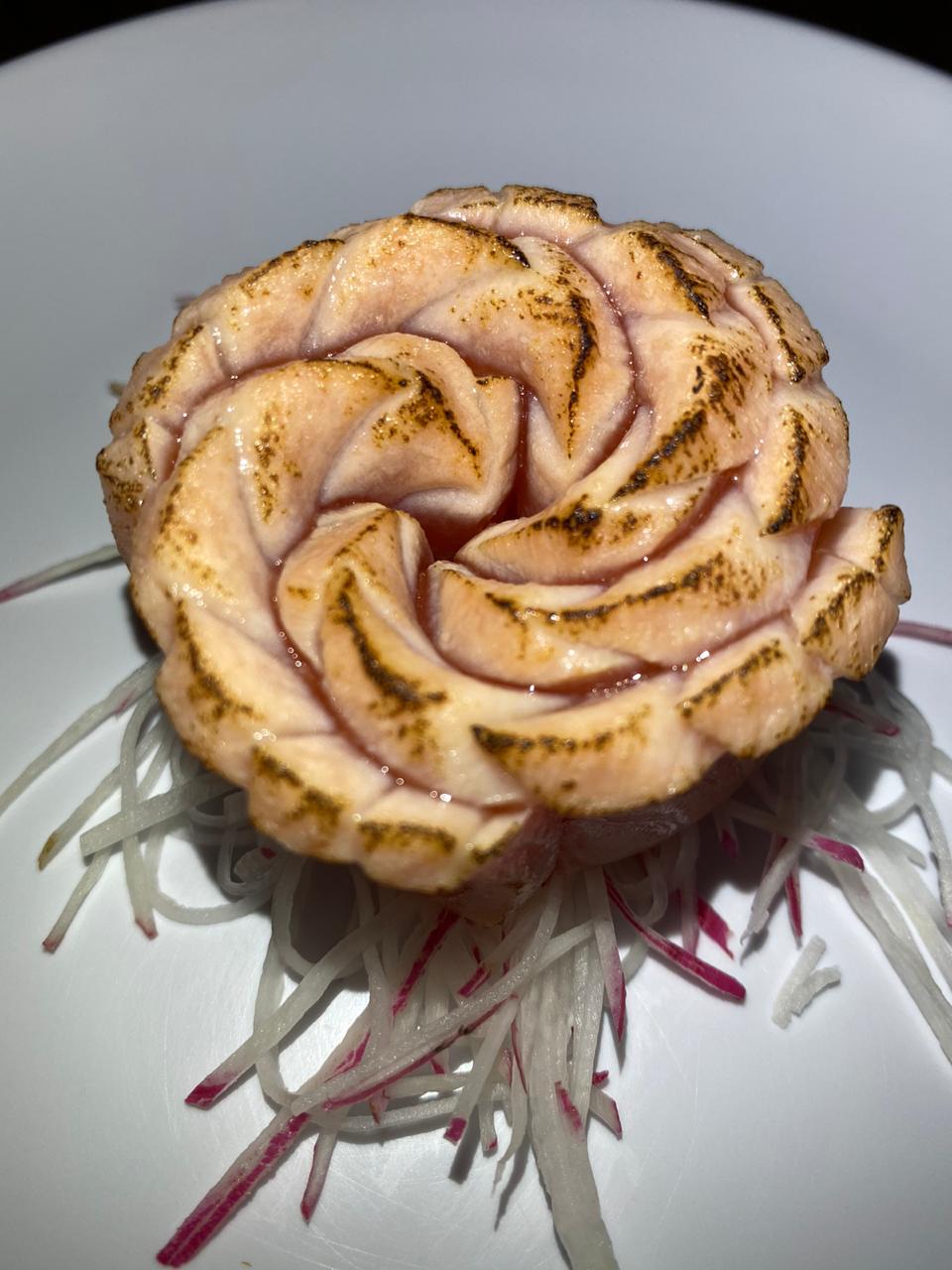 Sashimi maçaricado salmão (5 und) 