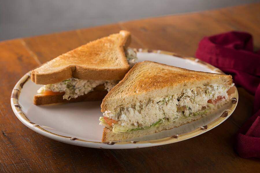 Sanduíche Pasta de Frango com Salada