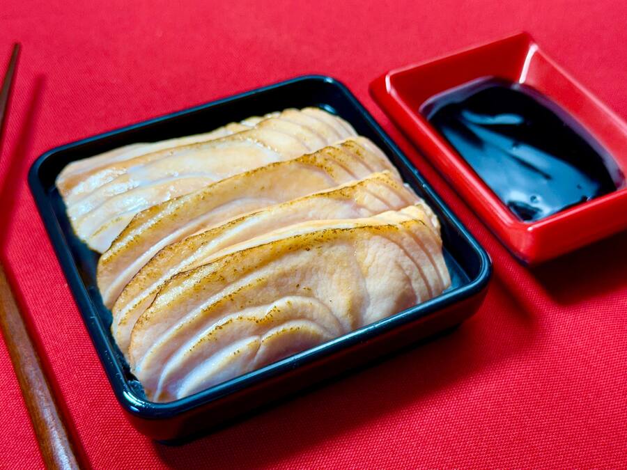 Sashimis de Salmão Flambados (5 peças)