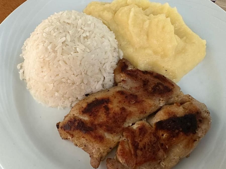 Sobrecoxa desossada, com arroz, farofa de alho e feijão