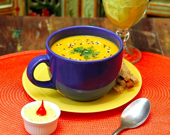Sopão - creme de legumes, com torradas integrais e parmessão!
