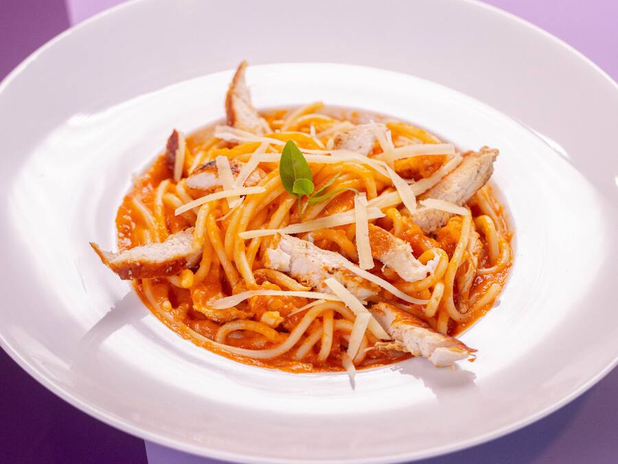 Spaghetti ao molho de  rosê com tiras de frango grelhado